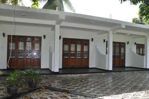 Hostal Dewmina Guest House