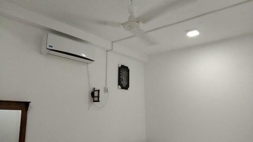 Hostal Didula White House