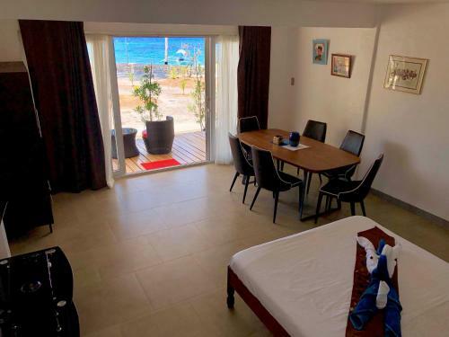 Hotel Sunset Cove Beach & Dive Resort