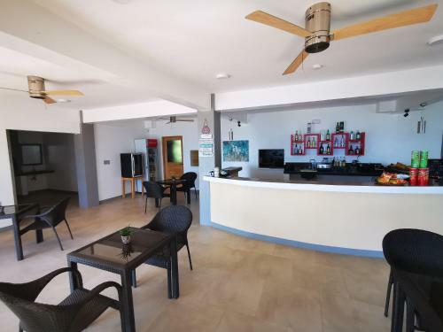 Hotel Sunset Cove Beach & Dive Resort