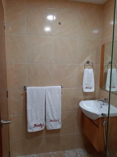 Hotel Monty's Riverside View Resort By Cocotel - Fully Vaccinated Staff