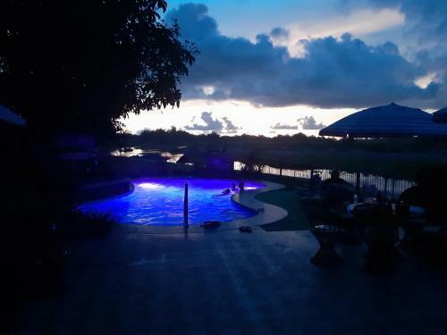 Hotel Monty's Riverside View Resort By Cocotel - Fully Vaccinated Staff