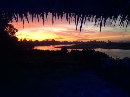 Hotel Monty's Riverside View Resort By Cocotel - Fully Vaccinated Staff