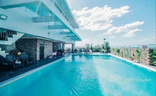 Greenhills Elan Hotel Modern