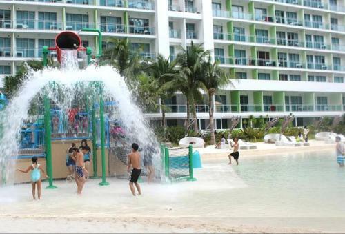 Apartamentos John's Azure Wavepool Near Airport