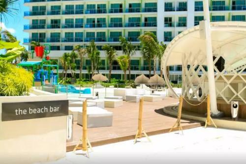 Apartamento Azure Man Made Beach Near Airport