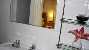 Hostal The Gables Guest House
