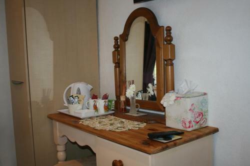 Bed & Breakfast School House Cottage B&amp;b And Tea Garden
