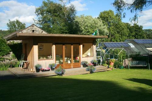 Bed & Breakfast School House Cottage B&amp;b And Tea Garden