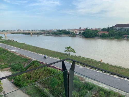 H?ng Th�nh Riverside Hotel