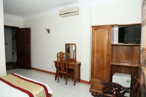 T�n Ho�ng Gia Hotel