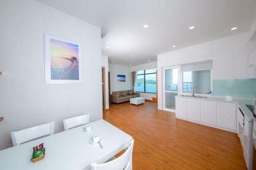 Sandy Gold - Oceanus Apartments