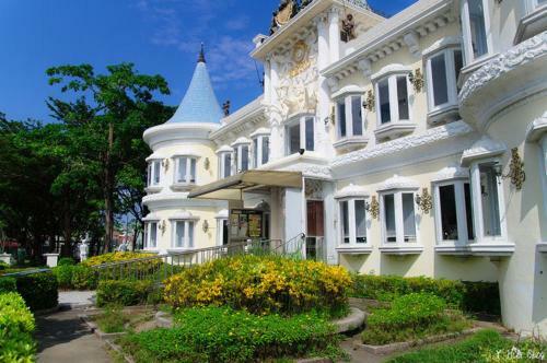 Front Yard Villa