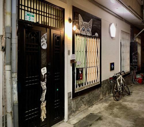 Hostal Shadow House