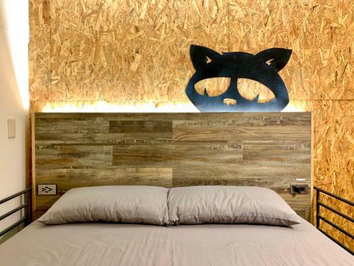 Hostal Shadow House