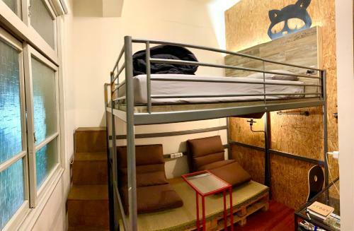 Hostal Shadow House