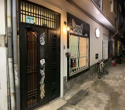 Hostal Shadow House