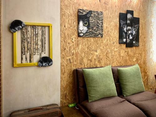 Hostal Shadow House