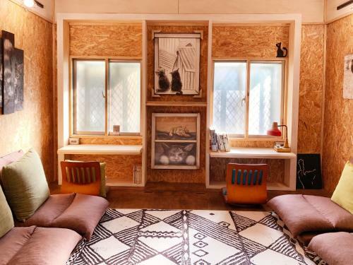 Hostal Shadow House