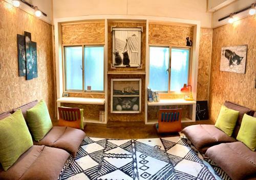 Hostal Shadow House