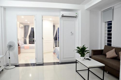 Smiley Apartment 8