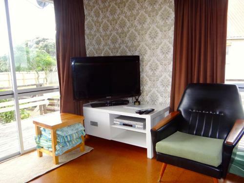 Omaha Beach Bach - Omaha Holiday Home
