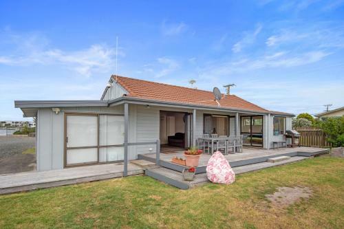 The Sunrise Bach - One Tree Point Holiday Home