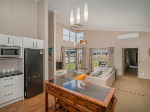 Breezy Daze - Cooks Beach Holiday Home