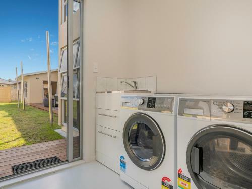 Breezy Daze - Cooks Beach Holiday Home
