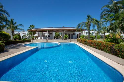 Beach, Safe, Clean, Wifi, Pool, 4 Families