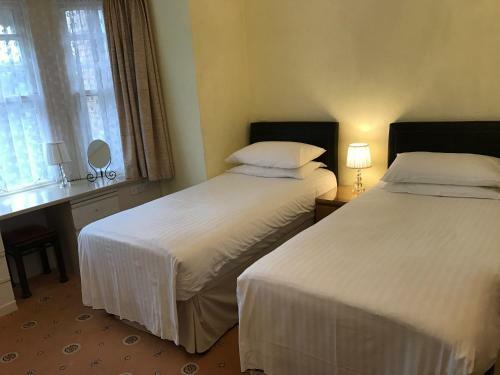 Hostal Churchills Hotel