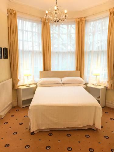 Hostal Churchills Hotel