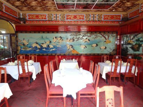 Hostal Churchills Hotel