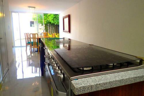 Quiet House W/3 Be + Spacious & Lightt