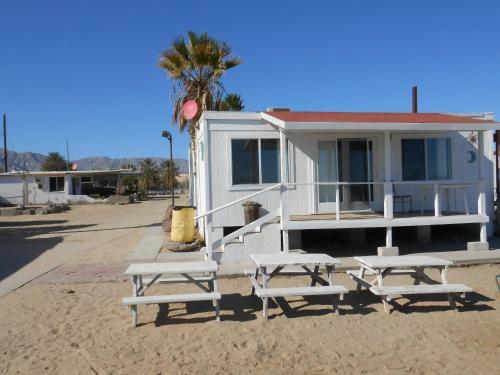 6 &14 Equipped Beach House Seaside Hotel