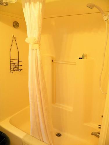 6 &14 Equipped Beach House Seaside Hotel