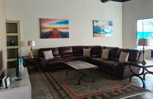 Hostal Sleeps 16 People "goliath" Super Apartment 2 Minutes From Sandy Beach