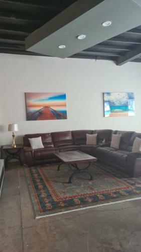 Hostal Sleeps 16 People "goliath" Super Apartment 2 Minutes From Sandy Beach