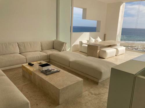 Sublime Oceanfront Viceroy 2bd Condo