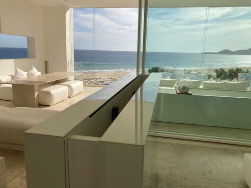 Sublime Oceanfront Viceroy 2bd Condo