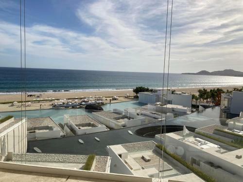Sublime Oceanfront Viceroy 2bd Condo