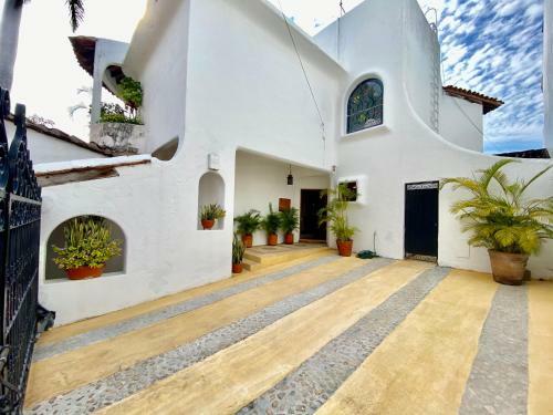 Elegant Small Hillside Villa With Ocean Views