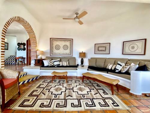 Elegant Small Hillside Villa With Ocean Views