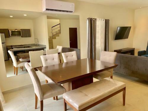 Villa Beautiful 3 Br/3.5 Bath Home@selvanova