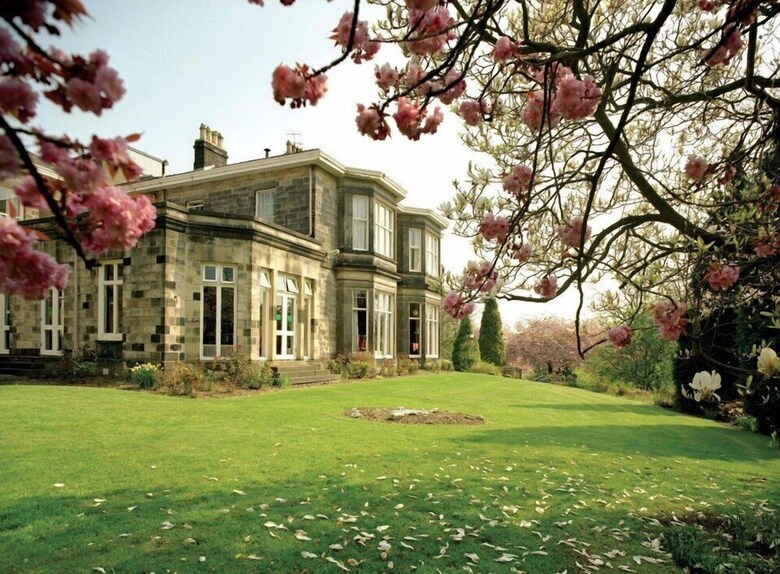 Hotel Halifax Hall