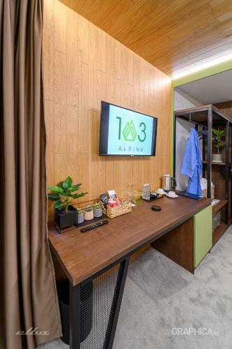 103 Alpine Hotel