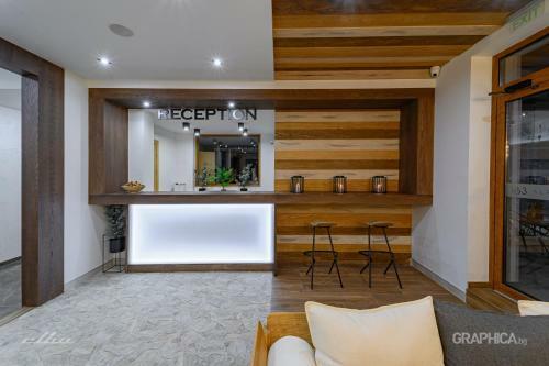 103 Alpine Hotel