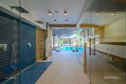 103 Alpine Hotel