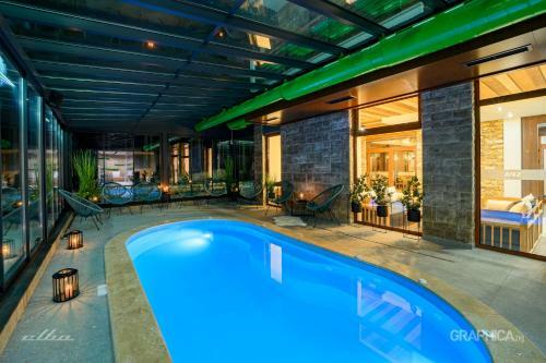 103 Alpine Hotel
