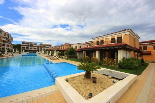 Green Life Beach Resort Apartment